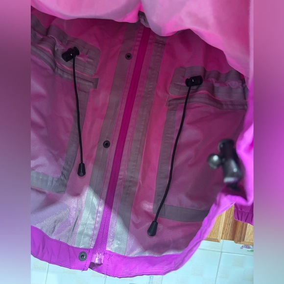 Misty Mountain Women's Waterproof Fuschia Rain Jacket Size Medium Like New - Picture 12 of 12